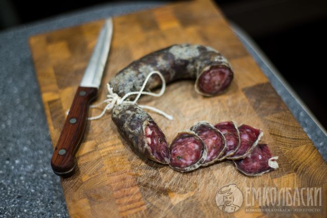 Сыровяленая колбаса