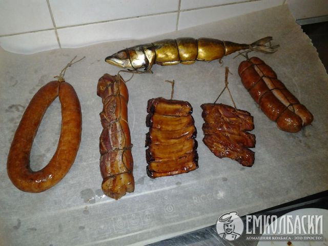 Грудинка, колбаса, рёбрышки и скумбрия горячего копчения