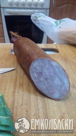 Срез домашней колбаски