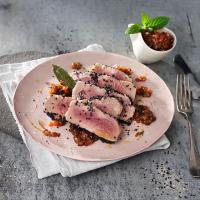 01_rosa-Sous-vide-Thunfisch-mit-schwarzem-Sesam-und-Tomatenchutney_kleinQ.jpg