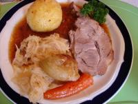 bayerischer-schweinebraten-mit-knoedel-und-sauerkraut-rezept.jpg