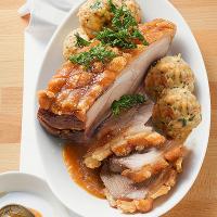 24947-schweinekrustenbraten-mit-biersauce-und-brezenknoedeln.jpg