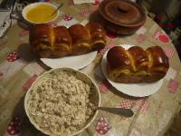 Булки с изюмом и рыбный салат.jpg