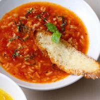 12817-tomatensuppe-mit-basilikum-auf-parmesanbrot.jpg