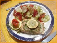 wildlachs-filet-mit-tomaten-gurken-salat-rezept.jpg