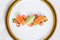 Sous-Vide-gegarter-Lachs-mit-Apfel-Gurken-Radieschen-Salat-und-Wasabi-Gurken-Eis-5.jpg